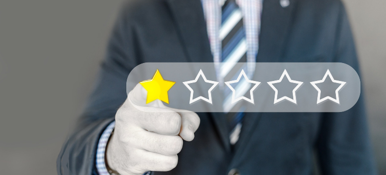 Man selecting a one-star rating, reflecting tipping practices for movers in Orange County.